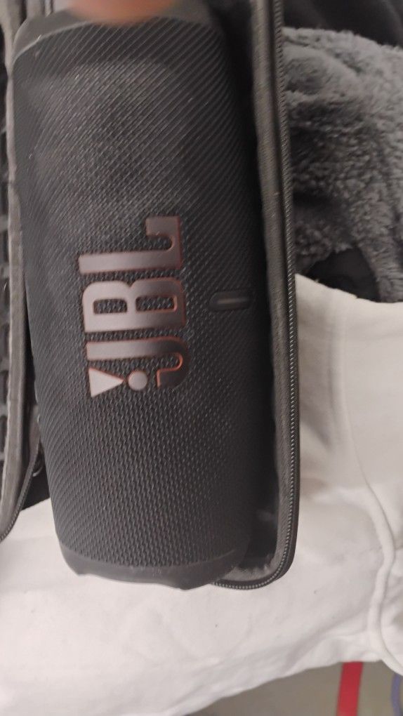 JBL CHARGE 5 WITH CASE