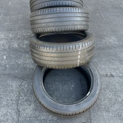 Set. Tires. 235. 45. 18. Michelín 