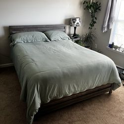Queen Bed Room Set With Dresser And Mirror