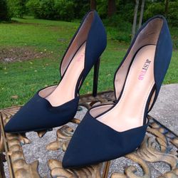 Black Pumps