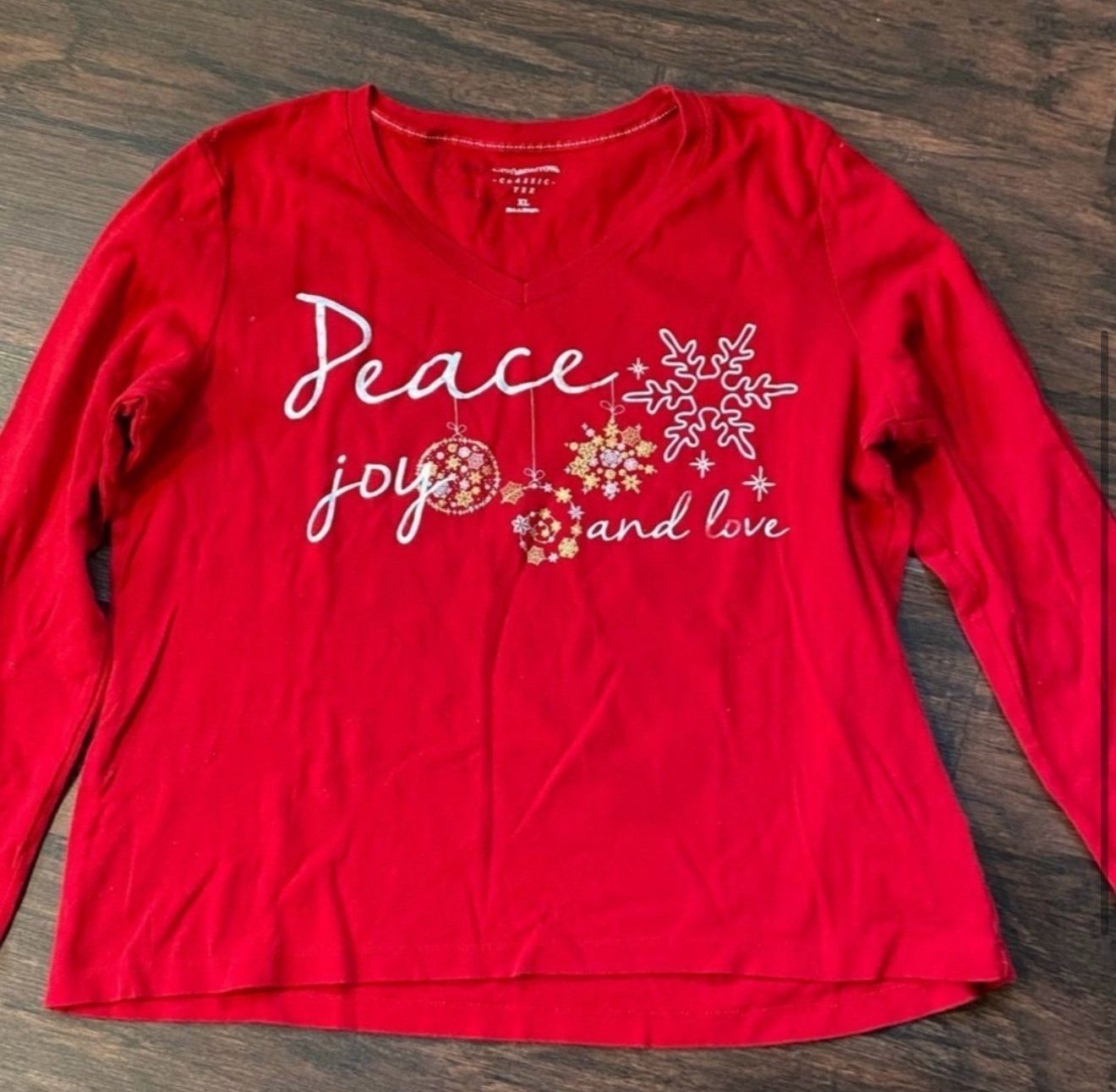 Croft & Barrow ‘Peace, Joy & Love’ Classic V-Neck Tee