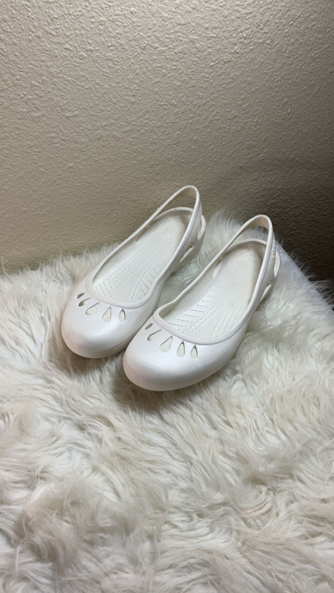 Crocs White “Kadee” Flat Sz 8