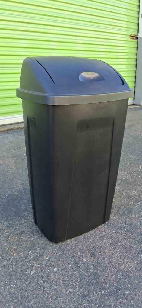 16 Gallon Trashcan/Wastebasket