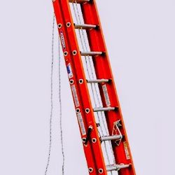 32' Warner Extention Ladder 300lb Weight Limit Fiberglass