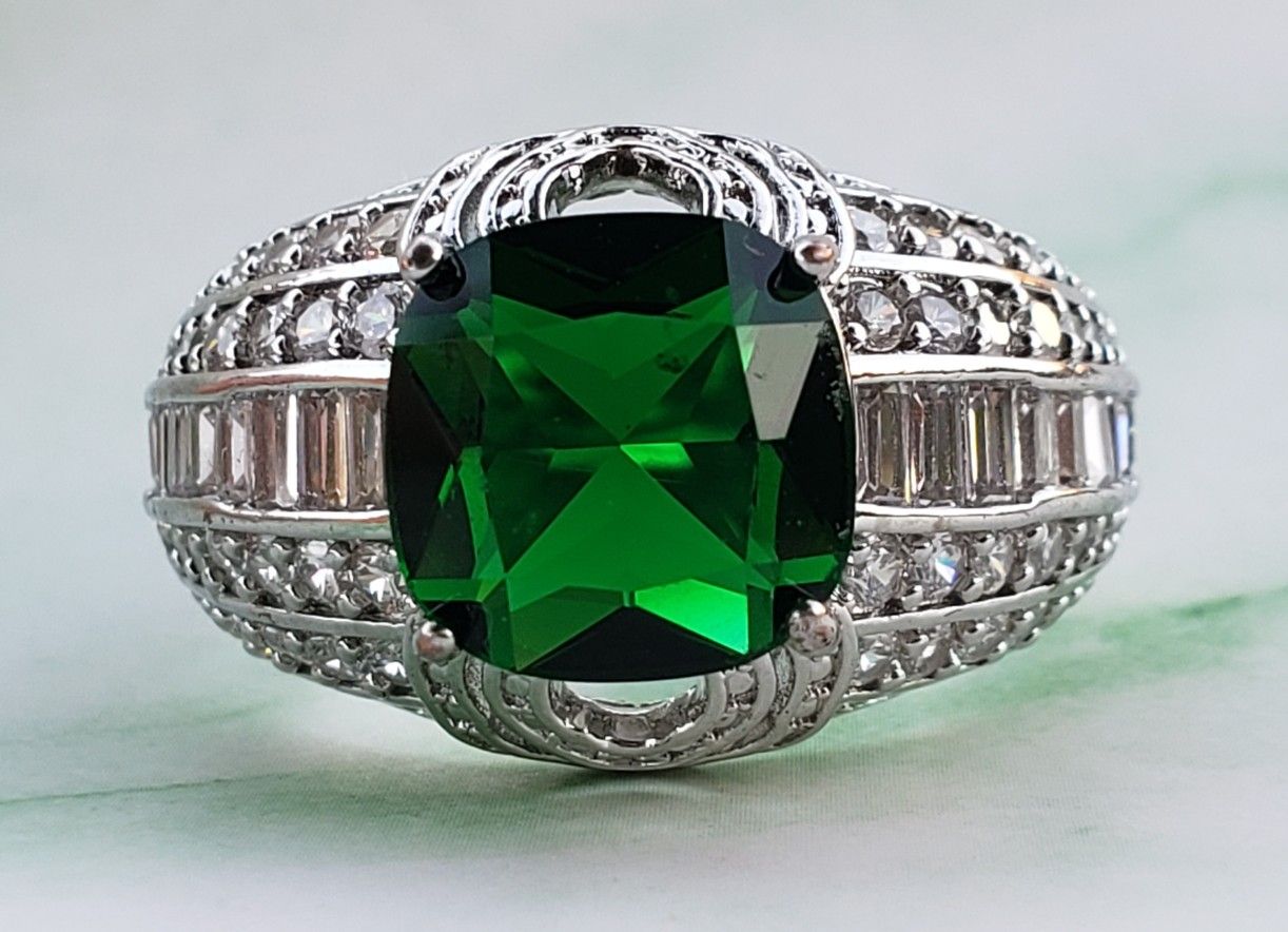 GORGEOUS STERLING SILVER RING WITH LABCREATED EMERALD & CZ SIZE 8