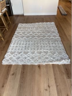 Fluffy geometric rectangular rug