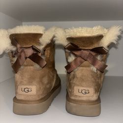UGG Bailey Bow Size 7 Women’s 