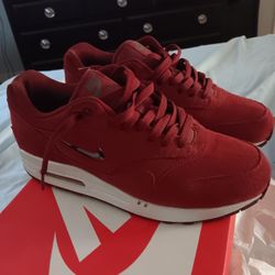MENS SIZE: (9.5)      **EXCLUSIVE NIKE AIRMAX 1**  (•SUPER CLEAN •ODOR FREE •9/10 CONDITION)    $$150 O.B.O