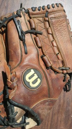 Left handed baseball glove