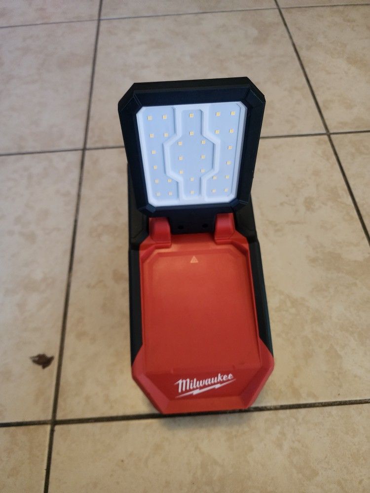 Milwaukee
M18 18-Volt 2000 Lumens Lithium-Ion Cordless Rover LED Clamping Flood Light (Tool Only)