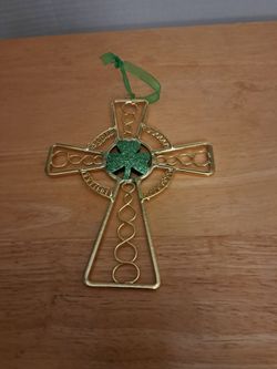 VV-Cross with shamrock that hangs