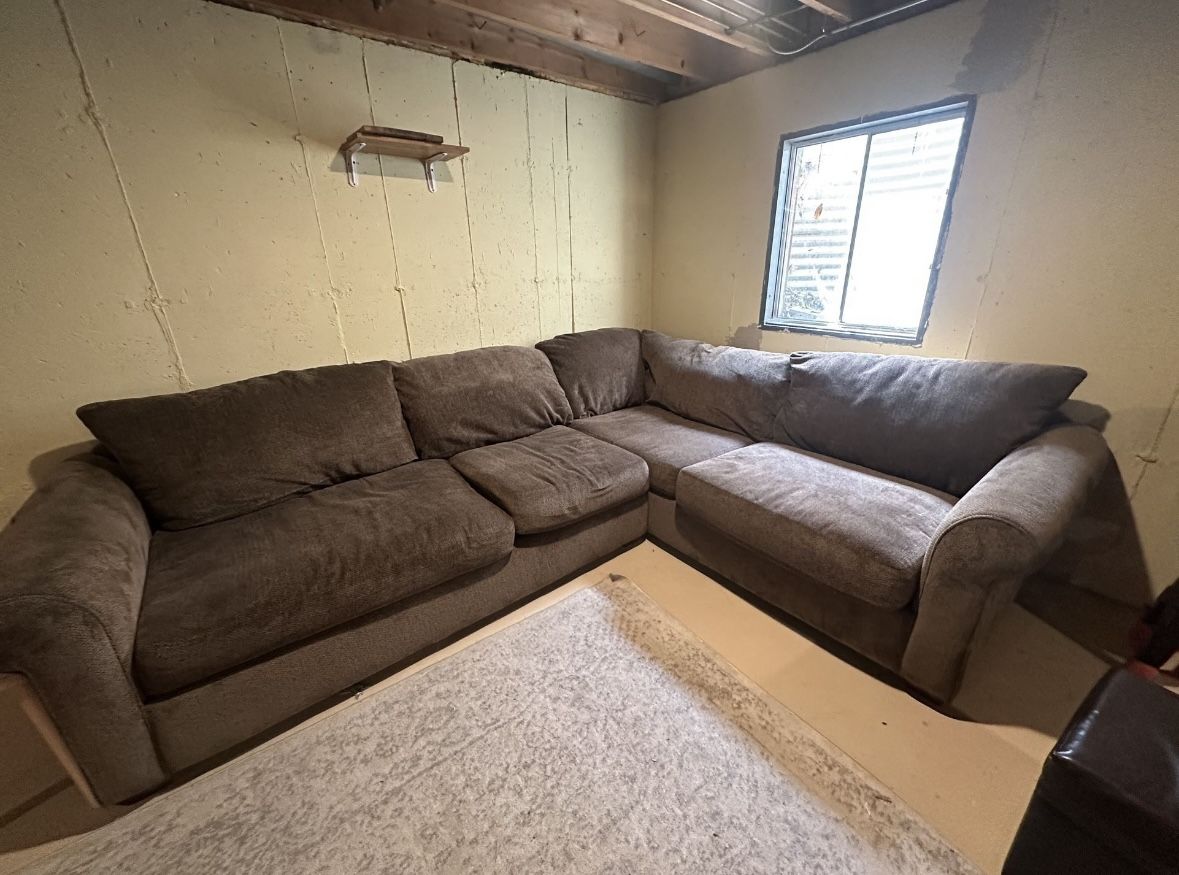 Cozy L-Shaped Sectional Couch – Clean + Delivery Available