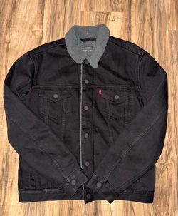 New men’s size medium Levi’s Sherpa Jacket