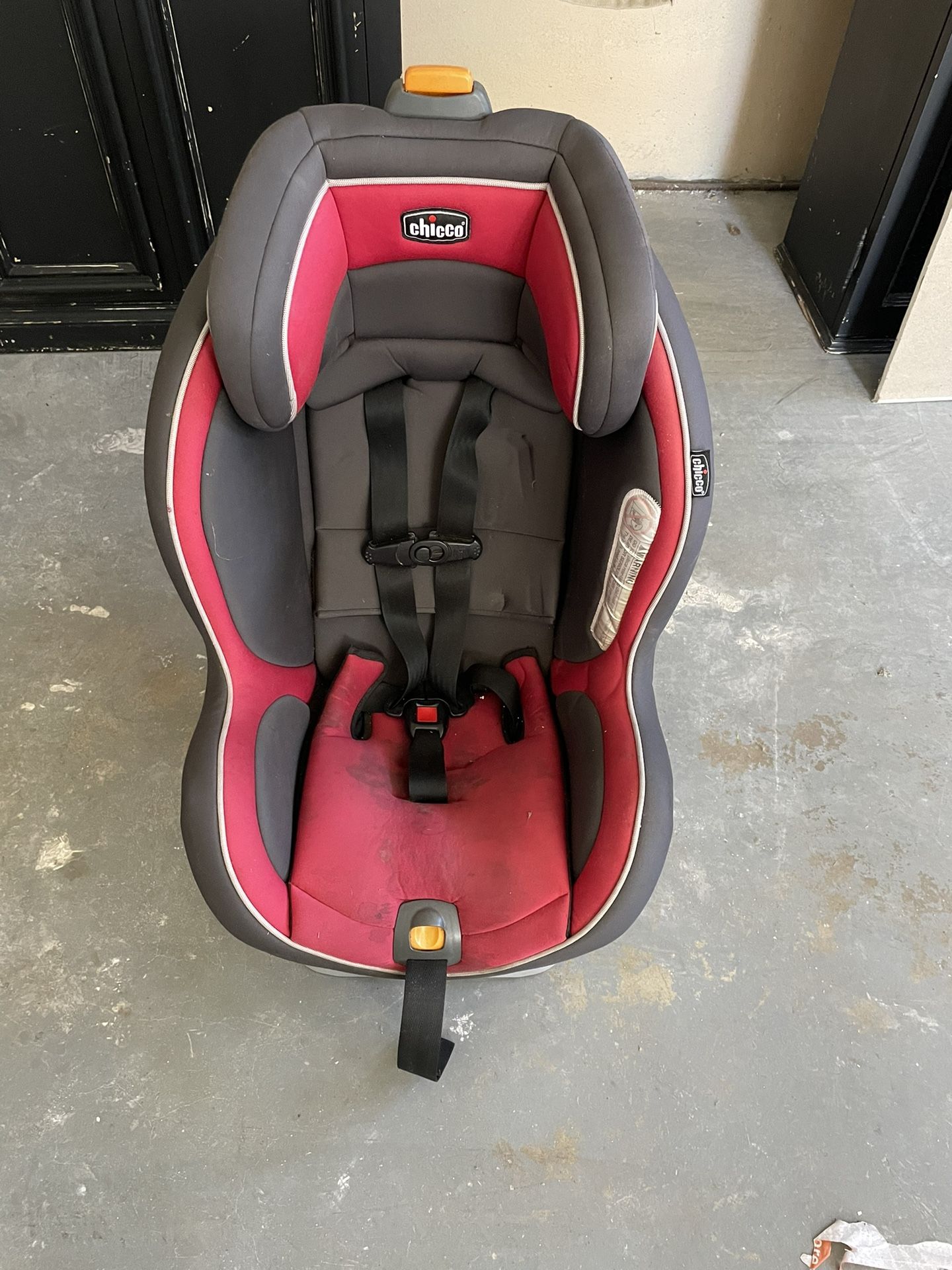 Chico Car Seat, Just Needs A Wash.