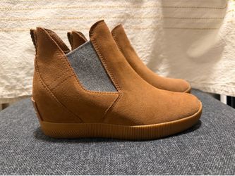 SOREL WOMEN’S OUT N ABOUT SLIP-ON WEDGE BOOTIE VELVET TAN GUM