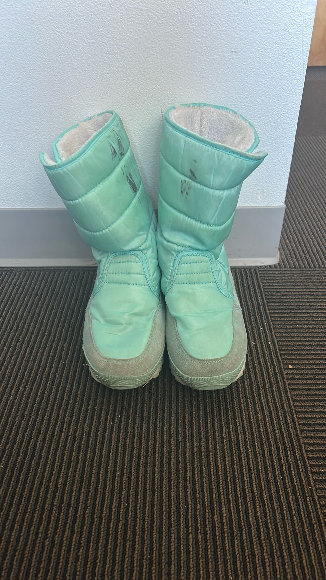Snow Boots Women’s 9 Men’s 7