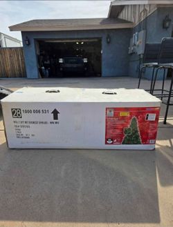 HOME ACCENTS Holiday 7.5 ft LED Pre-Lit Christmas tree