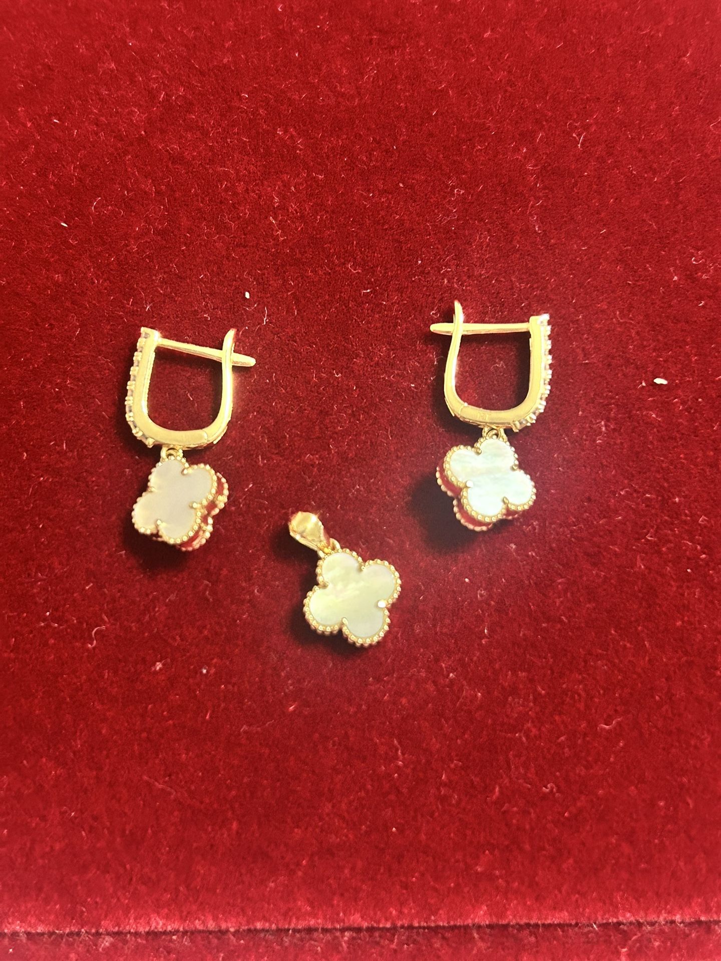 Mother Of Pearl Clover Set Pendant And Dangling Earrings In 18k Gold Setting- 9mm