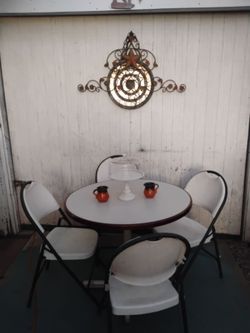 Exelente comedor. 4 sillas