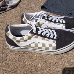 NEW VANS 7.5 NEVER WORE. 