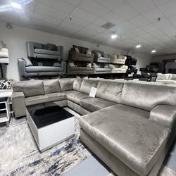 🤩 3pc Sectional W/ Chaise 🤩