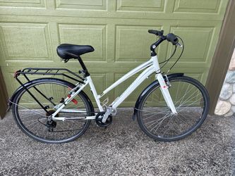 Infinity Boss.three Hybrid Bike 700C White/Black V-Brake Rear Rack Fenders