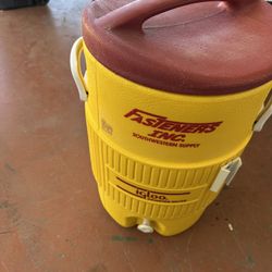 Igloo 10 gallon water cooler heavy duty hardly used with water only