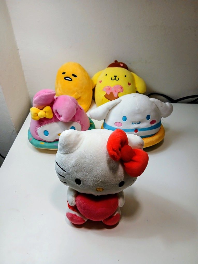 5 New Original Hello Kitty plushes New.
Tall 8 to 10 inches each.
Impossible to find.
Included Carlino dog plush like New.
Only 15 dollars (all paid 1