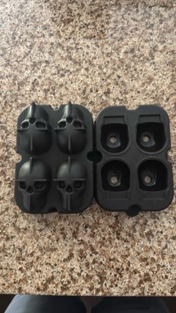 Skull shape ice cube tray