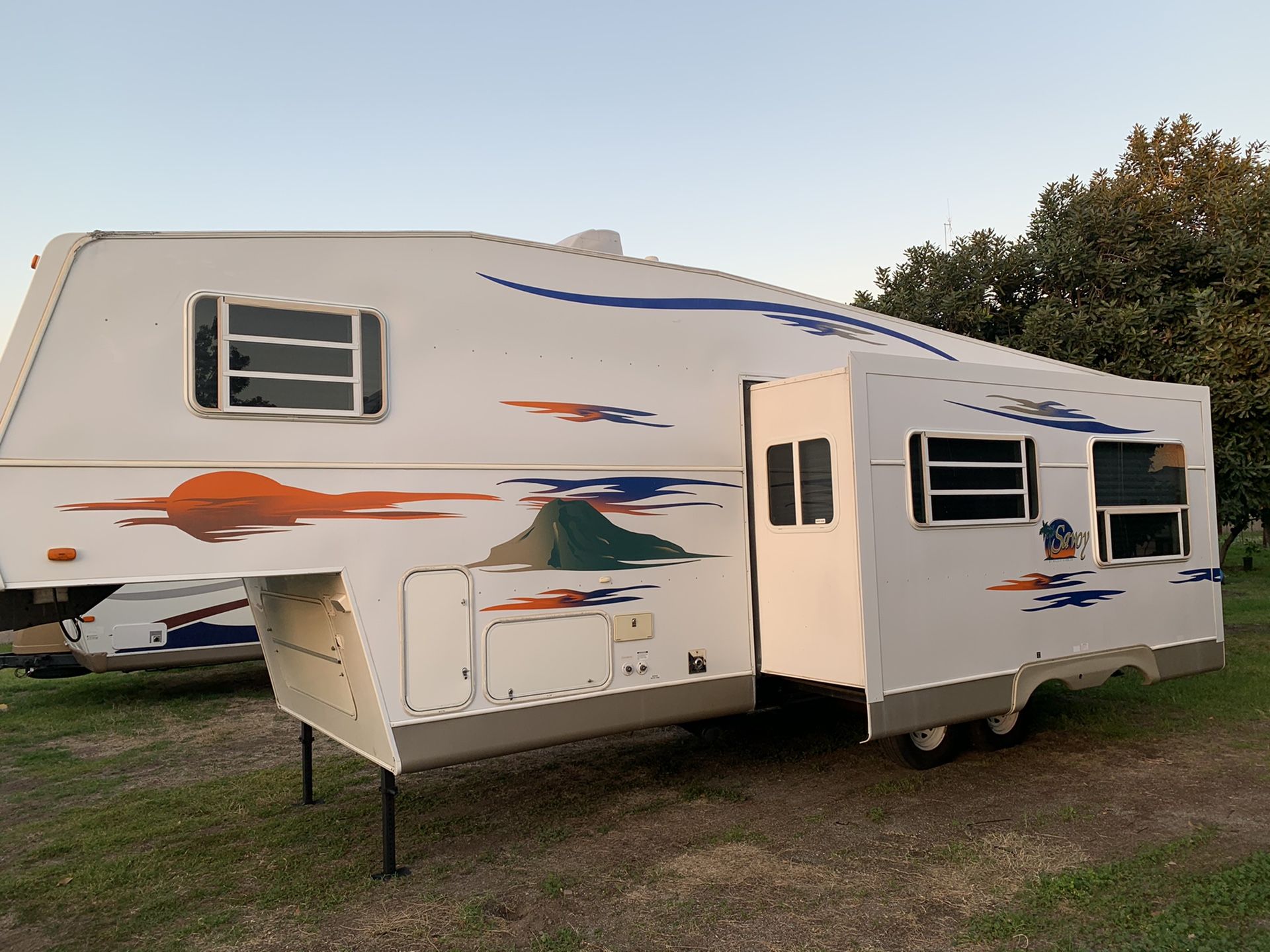 2005 holiday rambler Savoy fifth wheel two slides 27 ft for Sale in