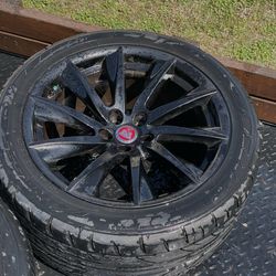 Black Jaguar alloy wheel with tire in great condition.  275/40 zr18 103W
