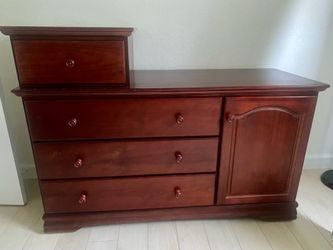 Baby dresser table