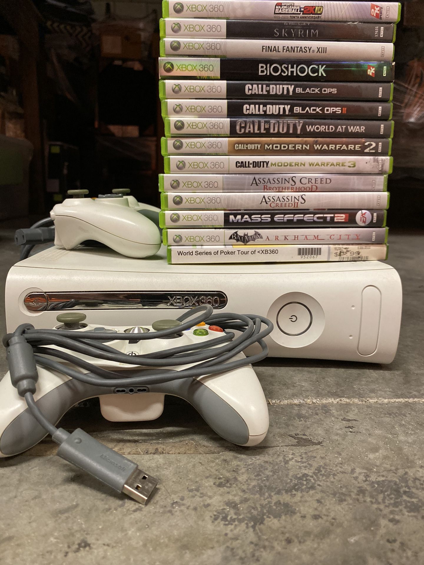 XBOX360 (FF13 collector edition console) w/ 2 controllers & 14 Games