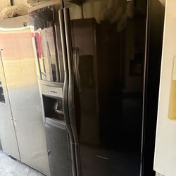 Kenmore Refrigerator Working Good 28” Width