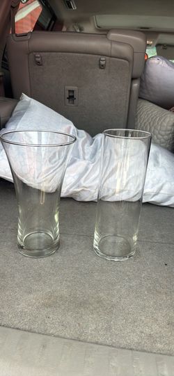 2 clear glass vases
