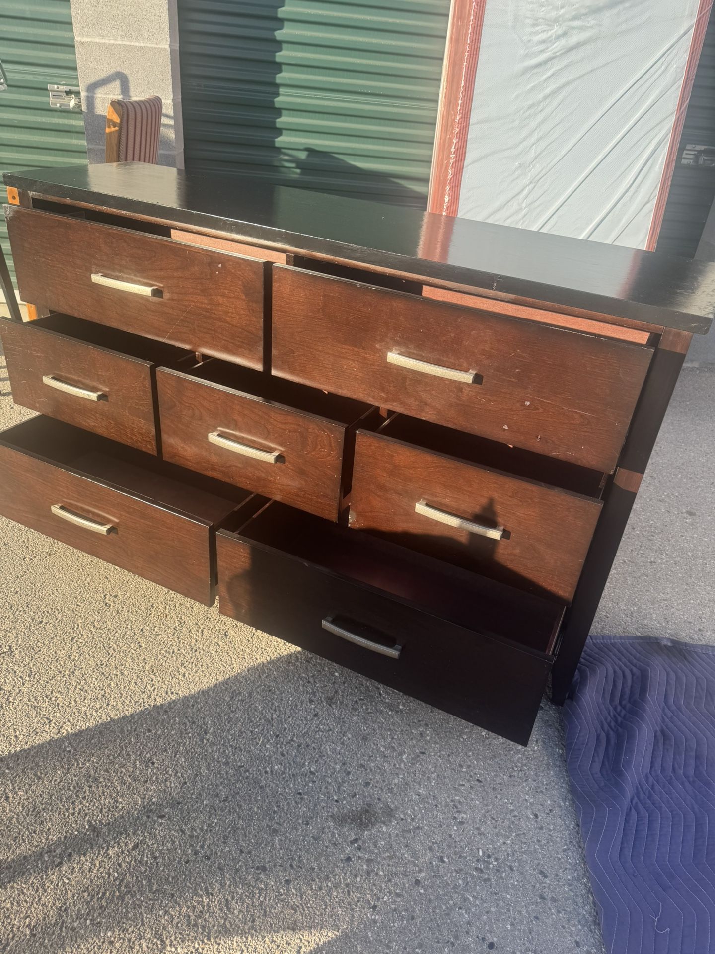 Cajonera trabajando bien usada buena 64”Lx38”Tx18”D/ used dresser working condition used scratches /raspaditas pero buena