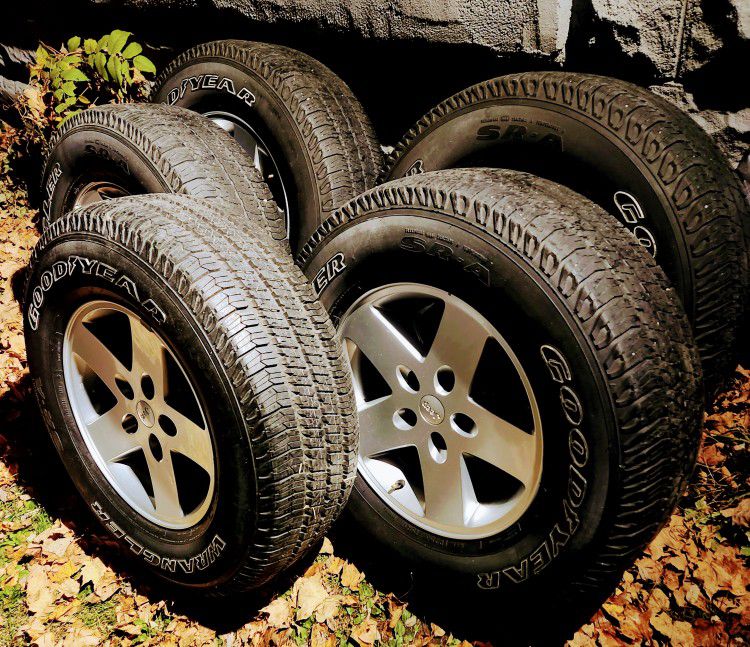 Pre Owned Set Of 5lug 17" Tires With Jeep Rim. 255/75/R17