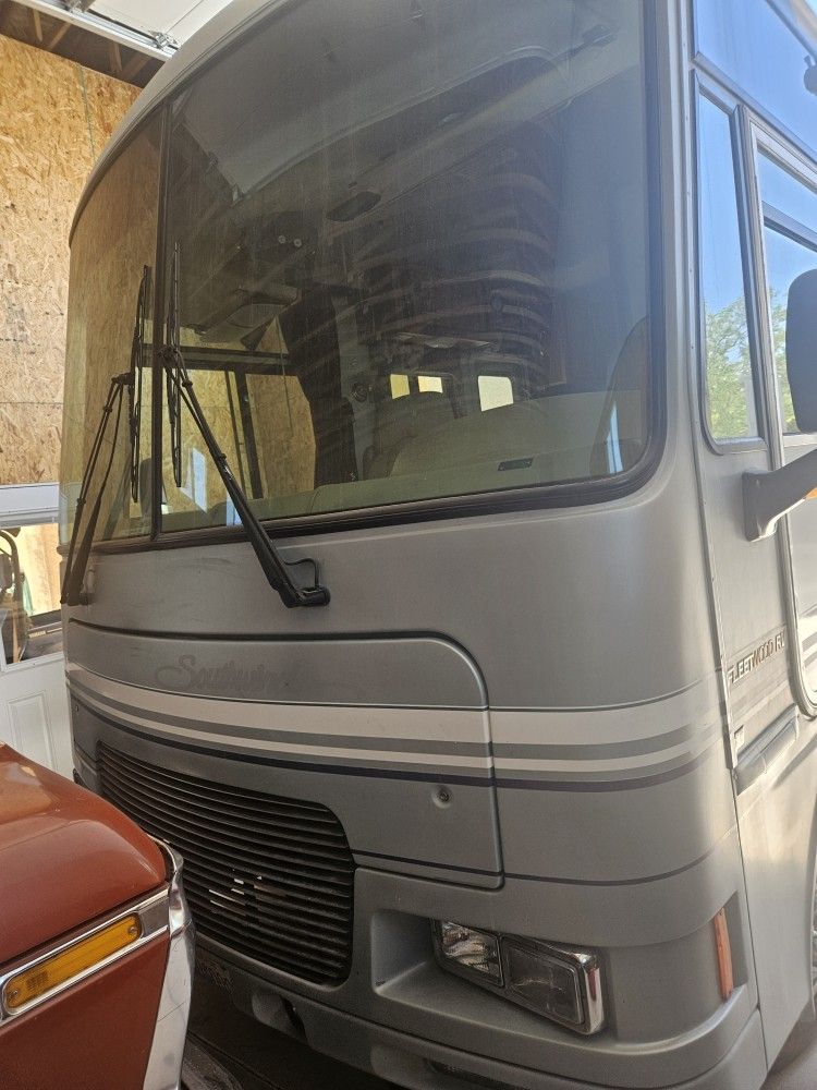 2000 Fleetwood Southwind 32 Foot.