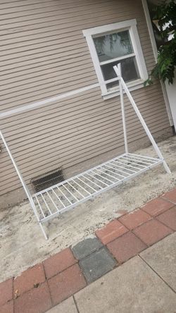 Twin metal frame good condition