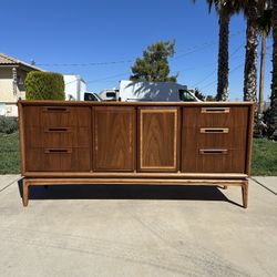 Mid- Century Modern United Furniture Dresser