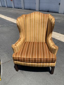 VINTAGE WINGBACK ACCENT CHAIR 