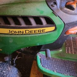 John Deere D105 Lawn Tractor