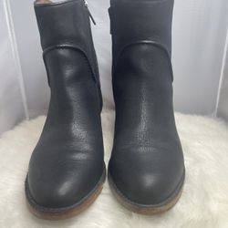 UGG Pebble Black Leather Heel Medium Ankle Bootie Women’s