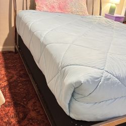 Queen Bed / Matress