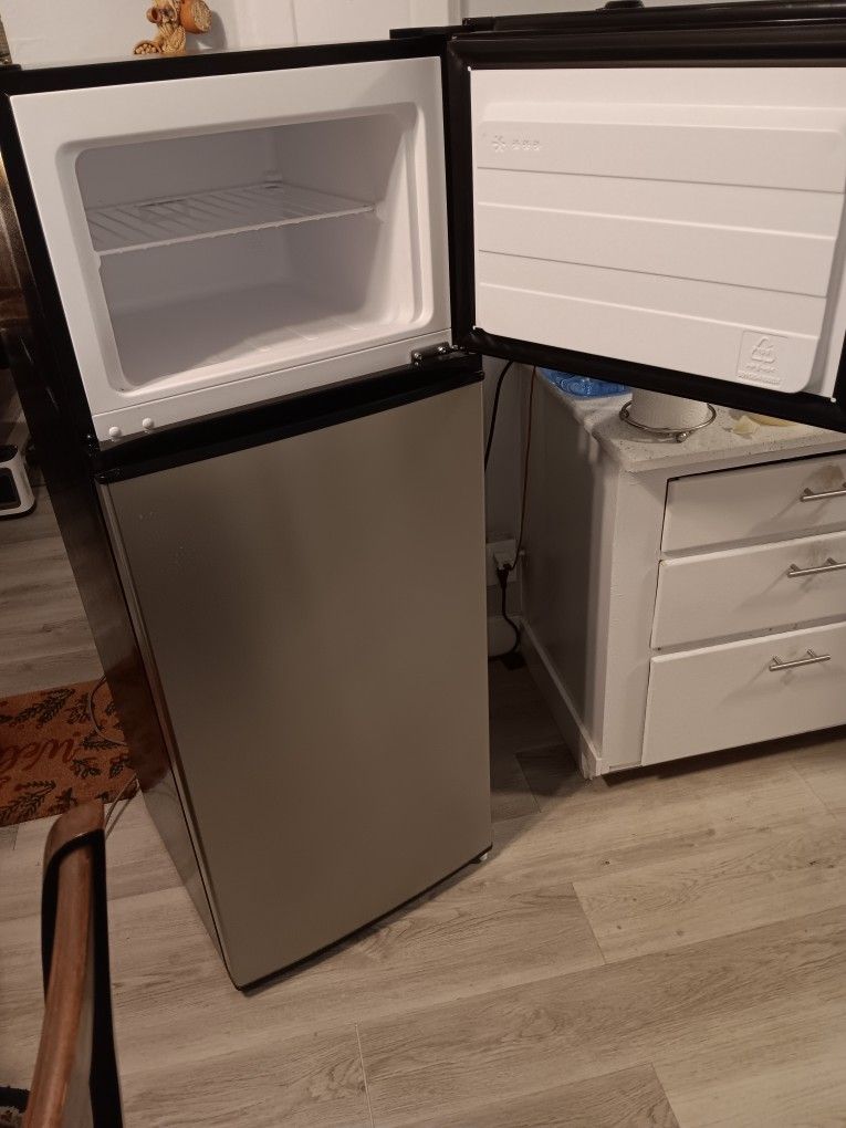 Vissani Refrigerator 7.1 Cu Ft for Sale in Long Beach, CA OfferUp