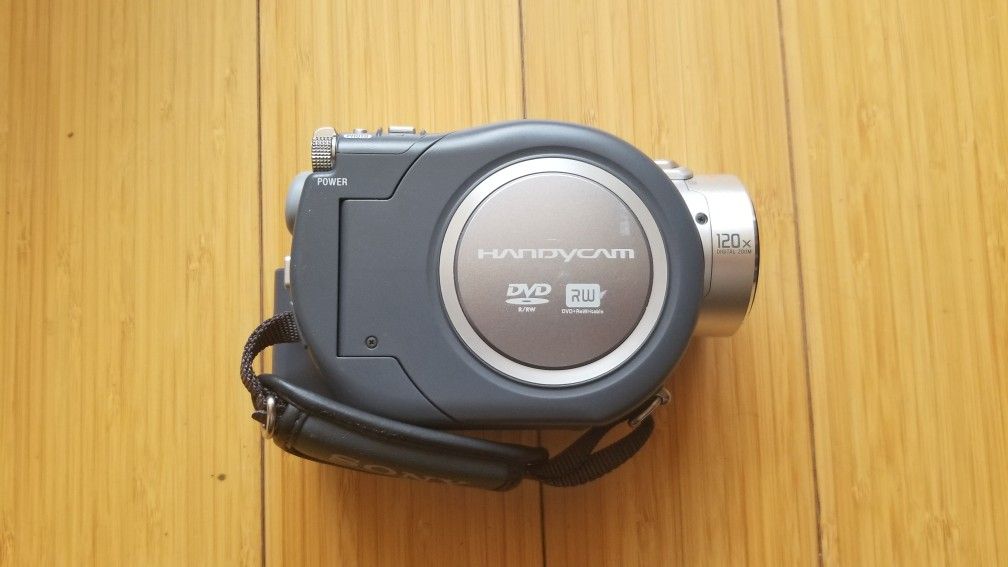 Sony Handycam DCR-DVD405 Digital Video Recorder with carrying bag and 1 DVD-RW