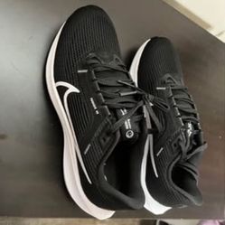 Nike Pegasus 40 - Size 8 women’s - 6.5 men’s - 60$ but price is negotiable!