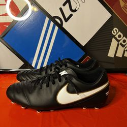 Nike Tiempo Soccer Cleats Size 13 Brand New