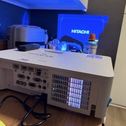 Hitachi 5000 lumens video movie TV Projector