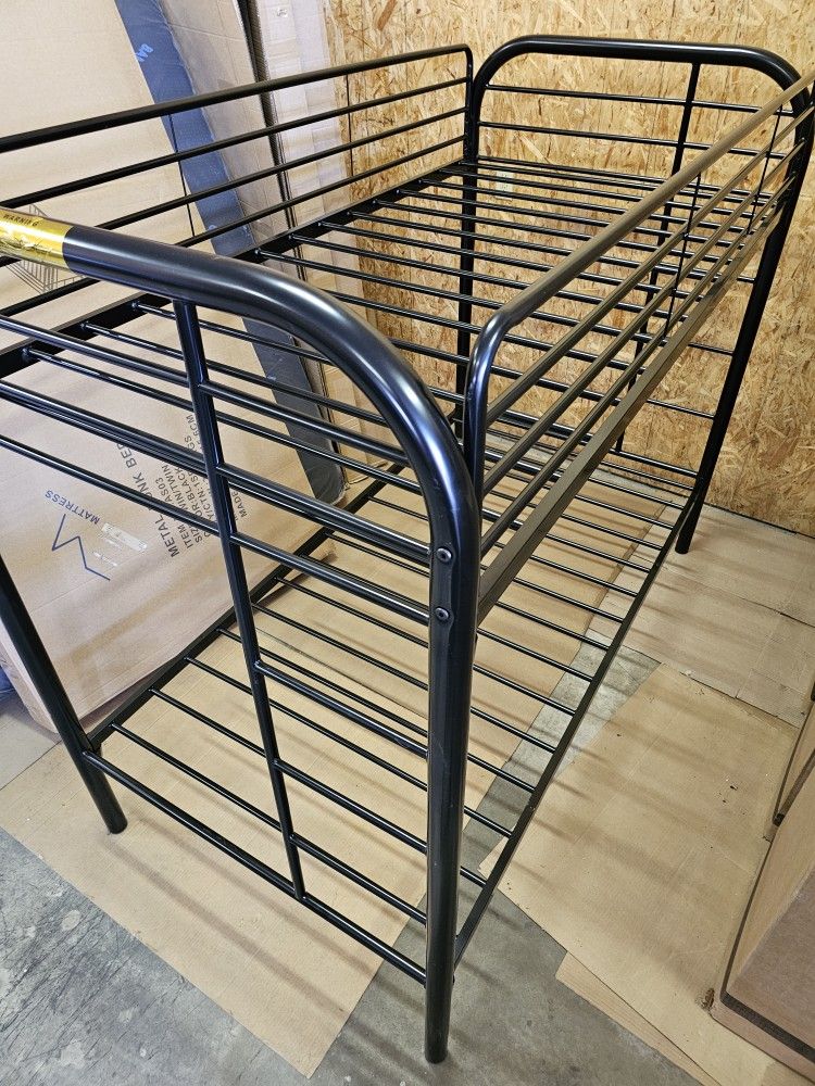 new twin/twin metal Bunkbed